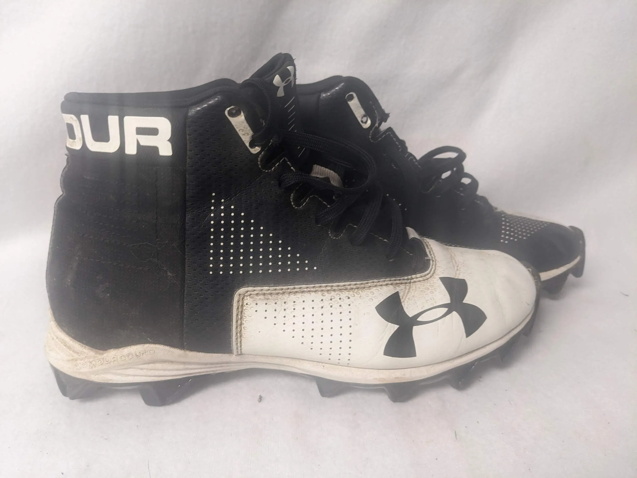 Under Armour Cleats Size 5 Color Black Condition Used